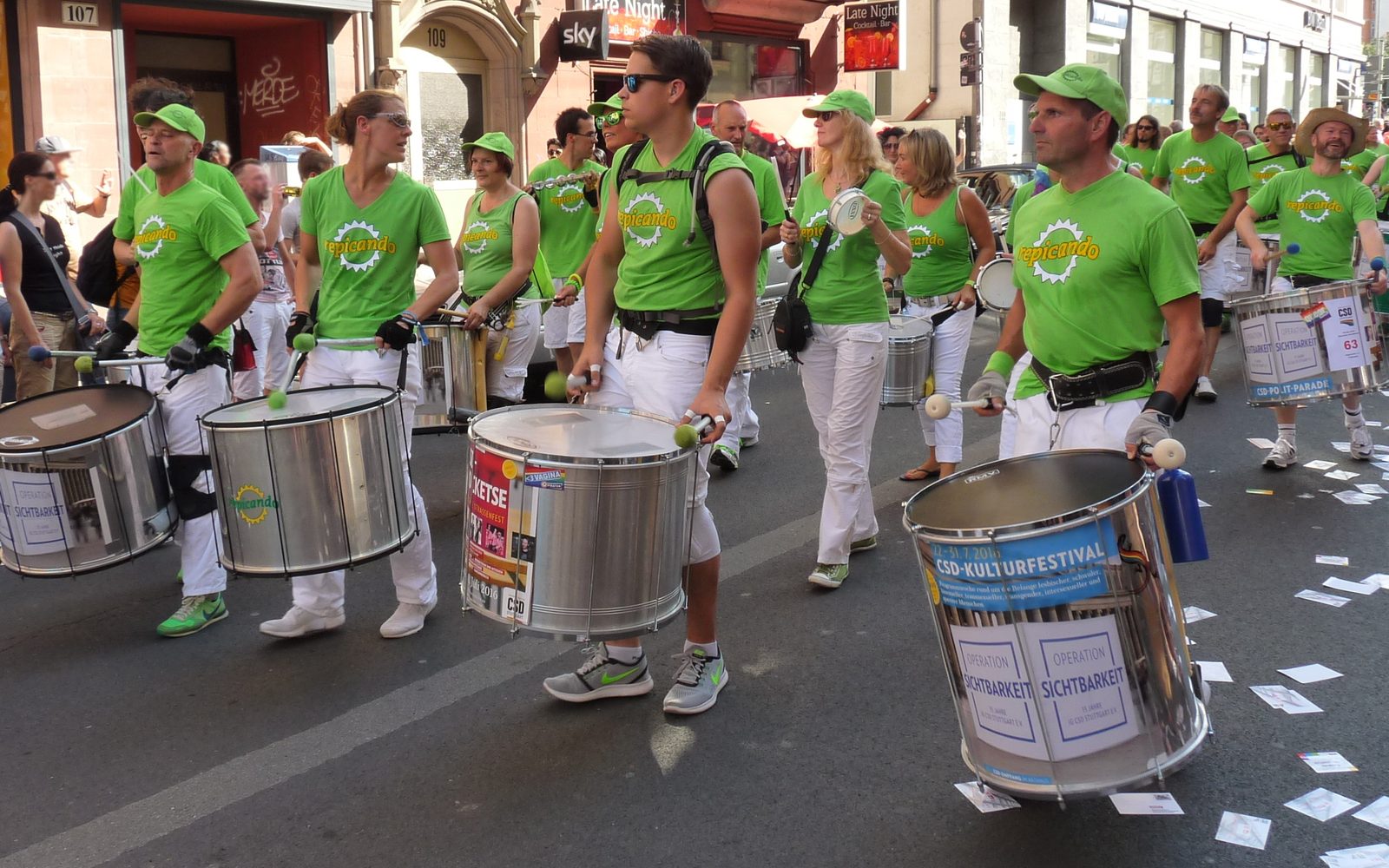 CSD Stuttgart - Trommelgruppe in der Parade durch die Innenstadt