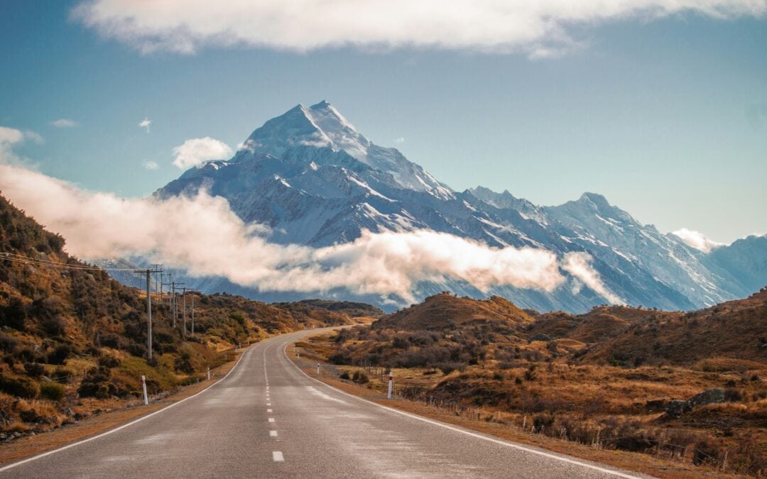 Straße in den neuseeländischen Alpen – Reisen Neuseeland Abenteuerlandschaft