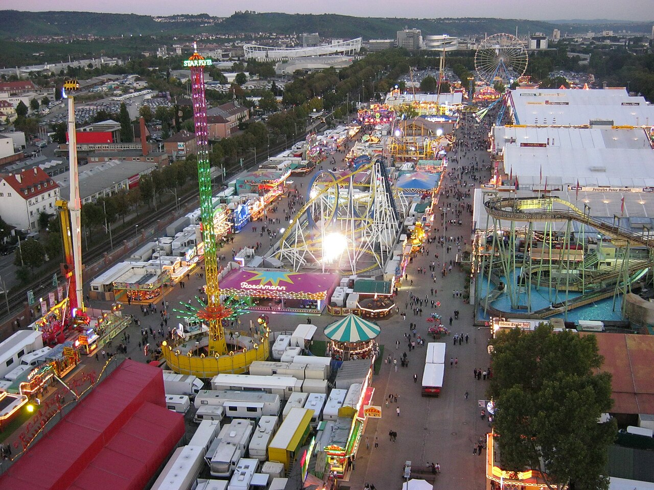 Cannstatter Volksfest auf dem Wasen - Festzelte und Fruchtsäule im Panorama