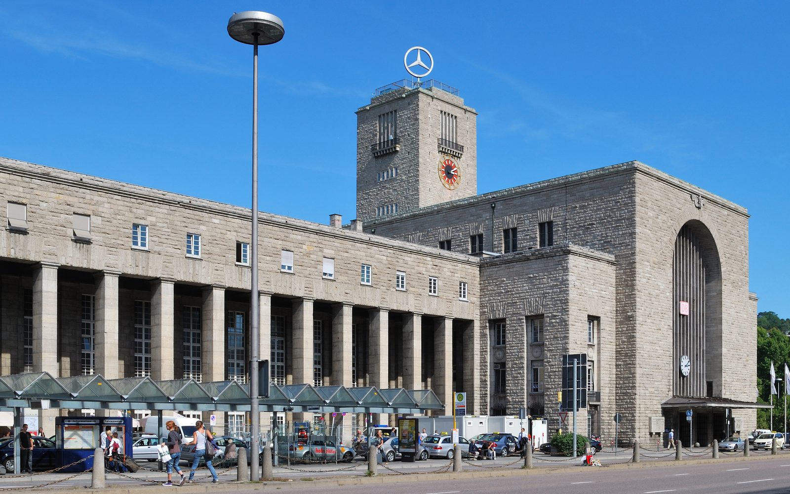 Bonatzbau des Stuttgarter Hauptbahnhofs - Muschelkalk-Fassade von Paul Bonatz