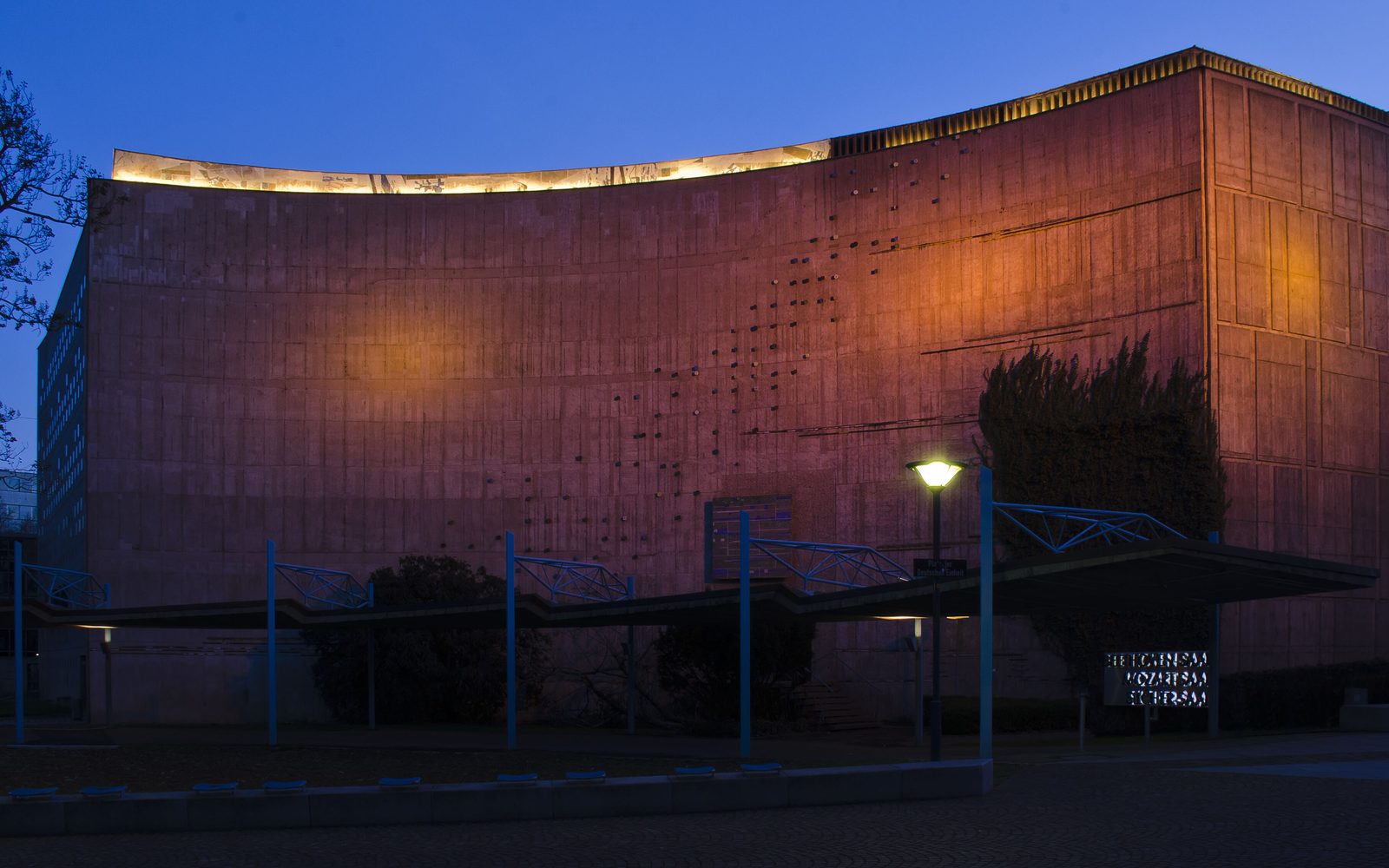 Liederhalle Stuttgart - Wellen-Fassade des Beethovensaals von Adolf Abel, 1956