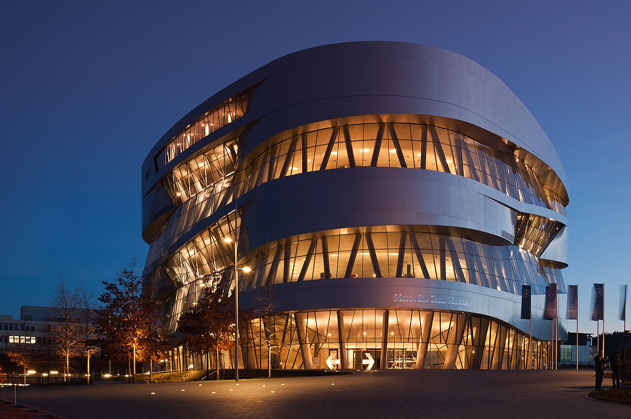 Mercedes-Benz Museum Stuttgart - Doppelhelix-Architektur von UNStudio bei Blauer Stunde