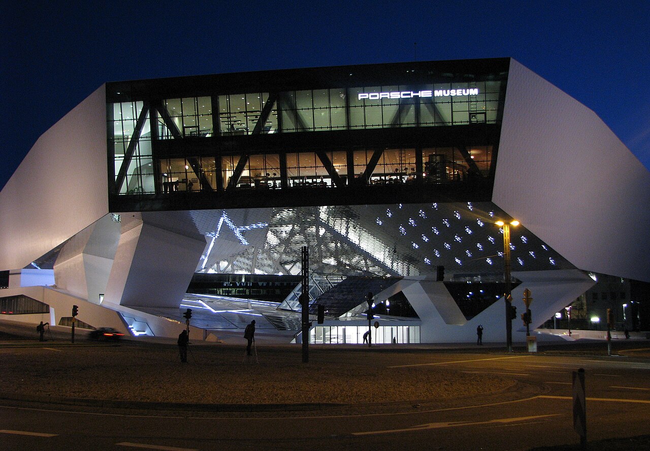 Porsche Museum Zuffenhausen - schwebender Monolith von Delugan Meissl, Haupteingang