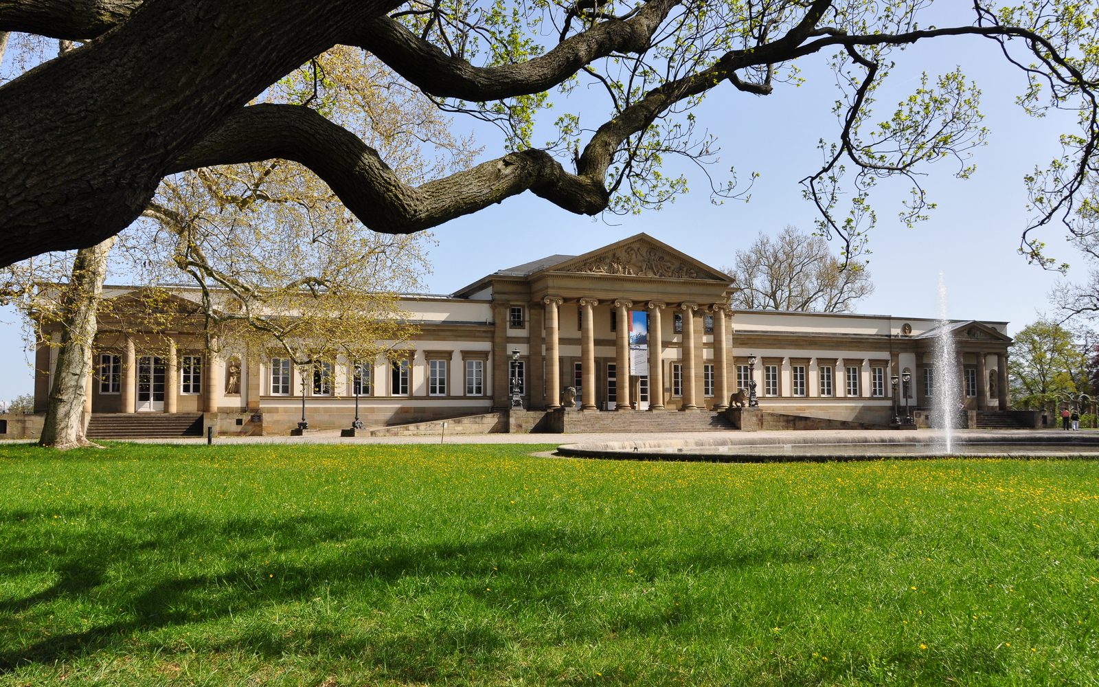 Schloss Rosenstein in Stuttgart-Bad Cannstatt - klassizistischer Bau, heute Naturkundemuseum