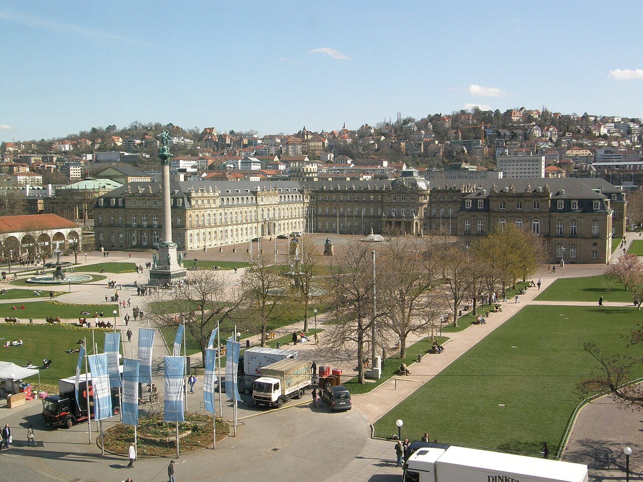 Schlossplatz Stuttgart mit Neuem Schloss und Jubiläumssäule