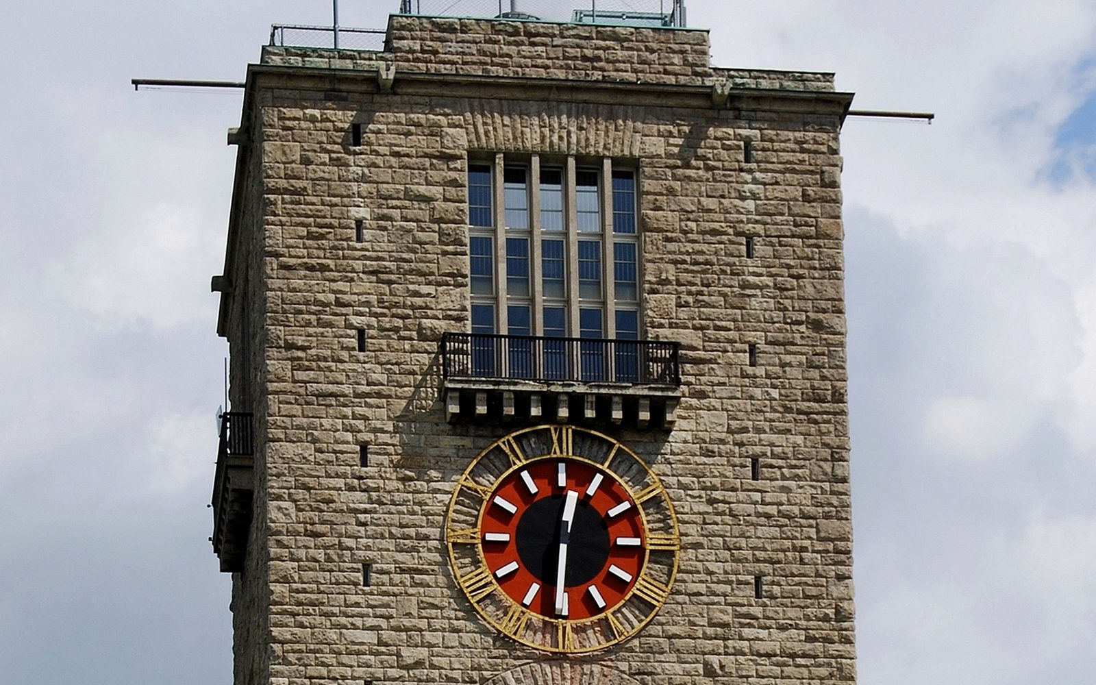 Bahnhofsturm Stuttgart mit Turmuhr - Aussichts- und Ausstellungsturm zu Stuttgart 21
